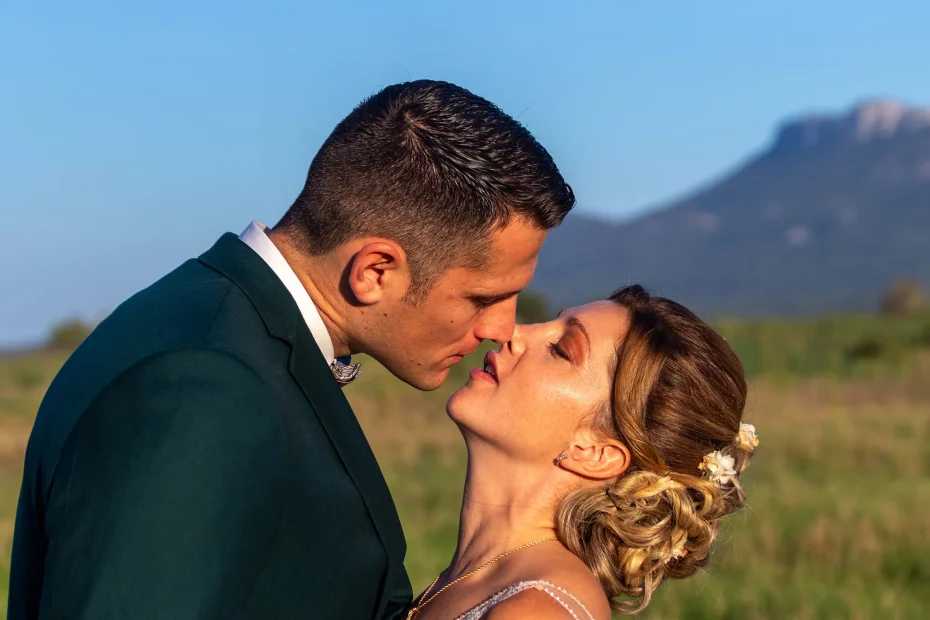 newlywed couple kissing in front of Sainte-Victoire in Provence