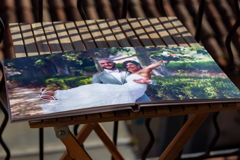 Layflat wedding album double page with a large couple photo