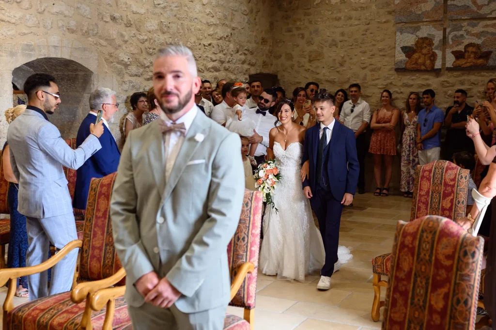 The couple seeing each other at Trets town hall, the bride enters the ceremony room
