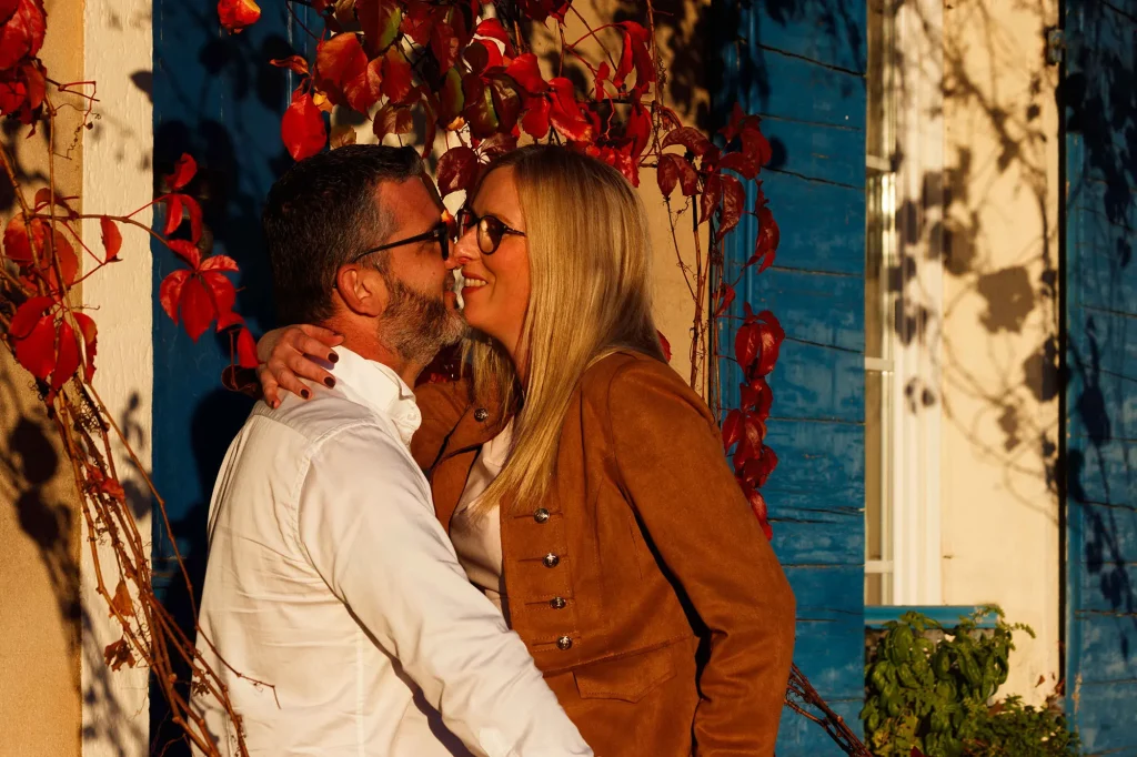 Couple during an engagement session in Puyloubier with red vine leaves