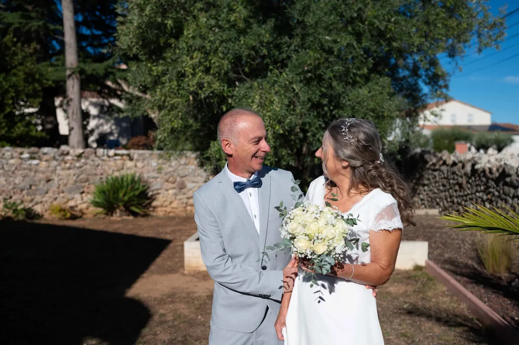 First look de mariage à Rougiers dans le Var, les mariés se regardent après leur découverte
