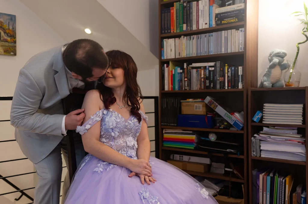 First look de mariage à Rousset dans les Bouches-du-Rhône, les mariés s’embrassent après leur découverte