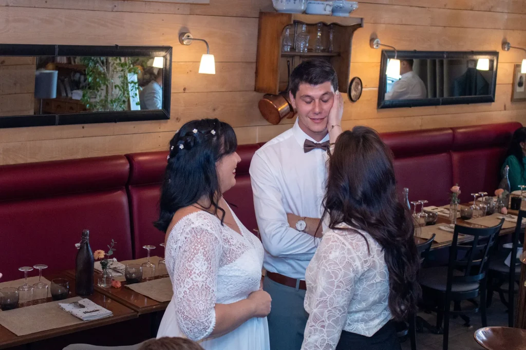 Candid moment between the bride and two guests during a wedding in Eyragues