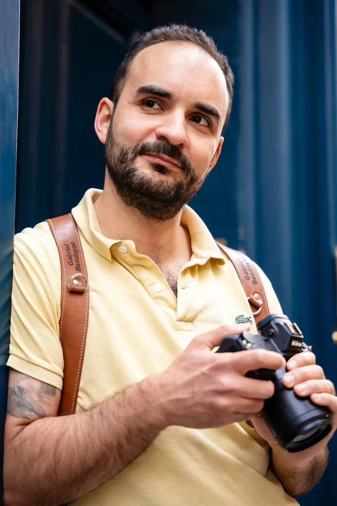 Gabriel Bendayan, photographe de mariage à Aix-en-Provence, avec son appareil photo