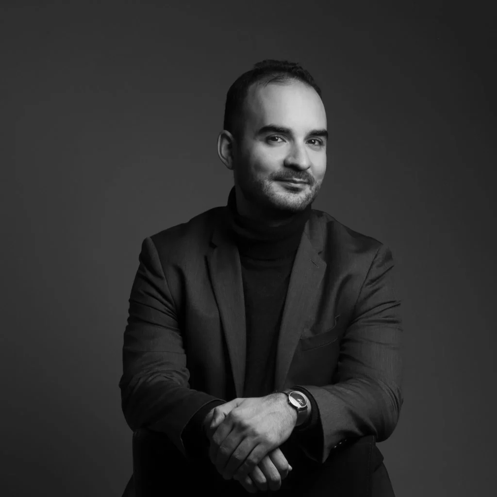Black and white portrait of Gabriel Bendayan, wedding photographer in Provence