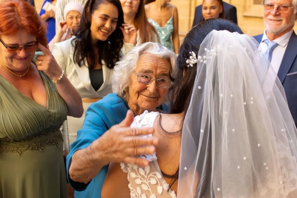 Grand-mère du marié étreignant la mariée à la sortie de la mairie d’Aix-en-Provence