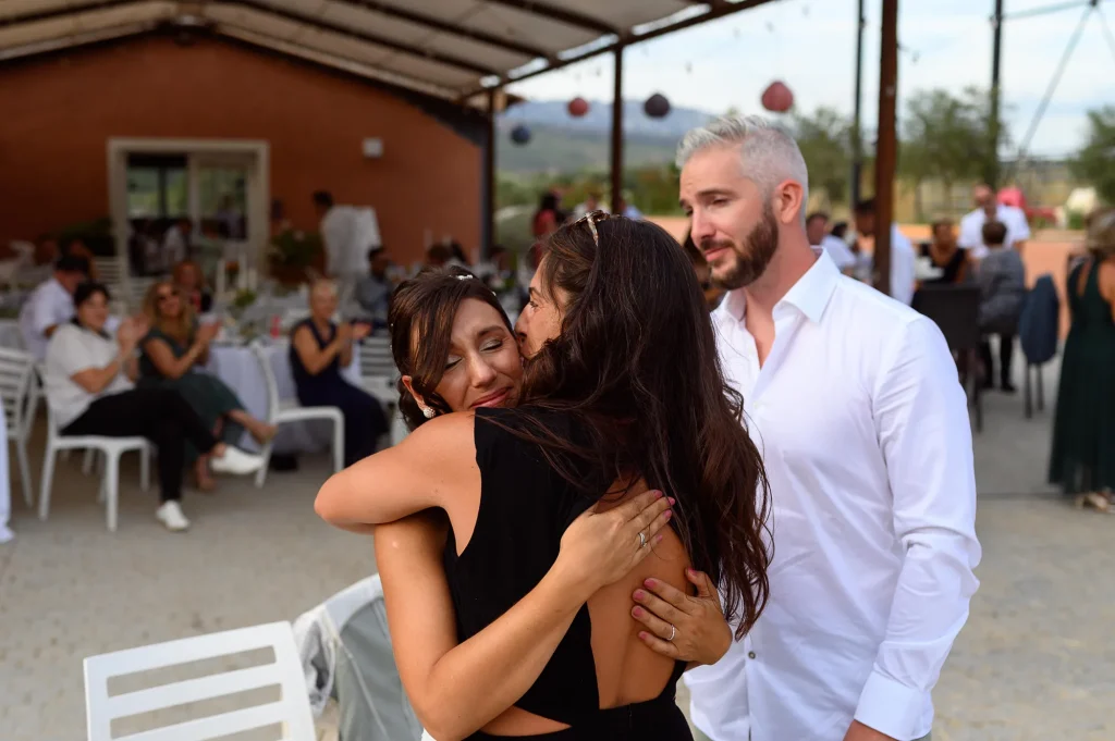 Mariée émue dans les bras de sa témoin après un discours lors d’un mariage à Fuveau