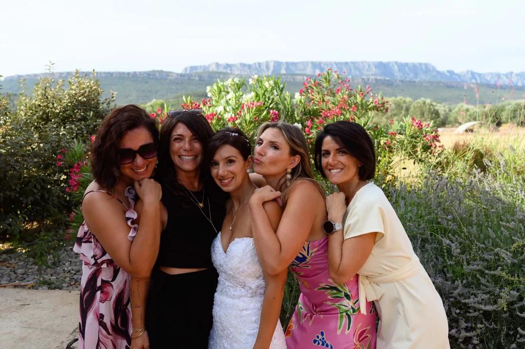 Mariée avec ses meilleures amies à Rousset avec vue sur la Sainte-Victoire