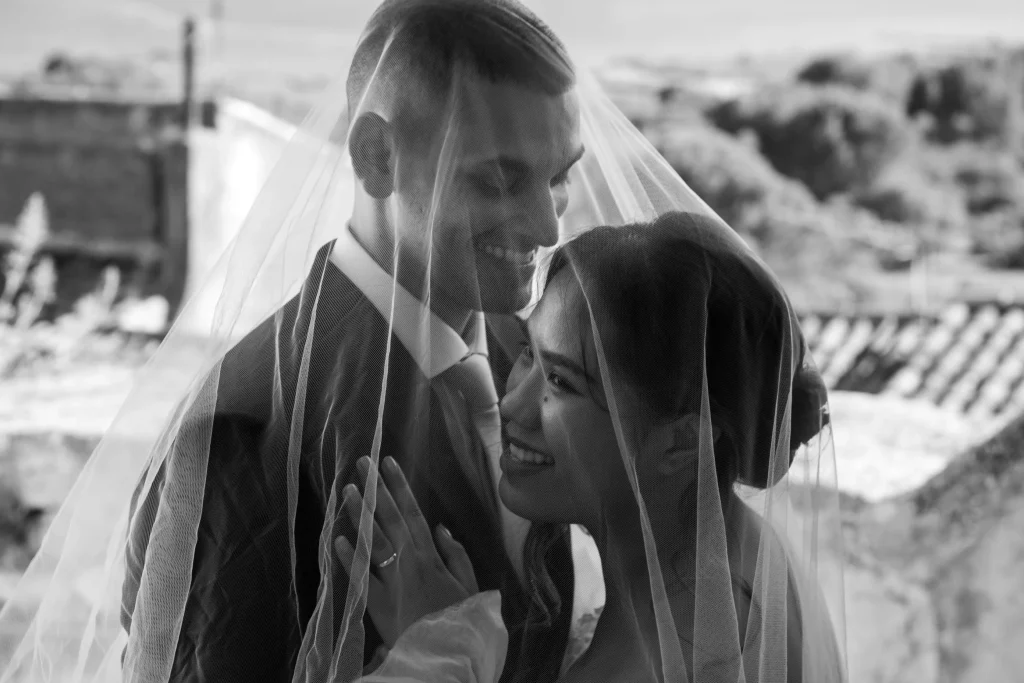 Photo de couple sous le voile pendant un mariage à Miramas