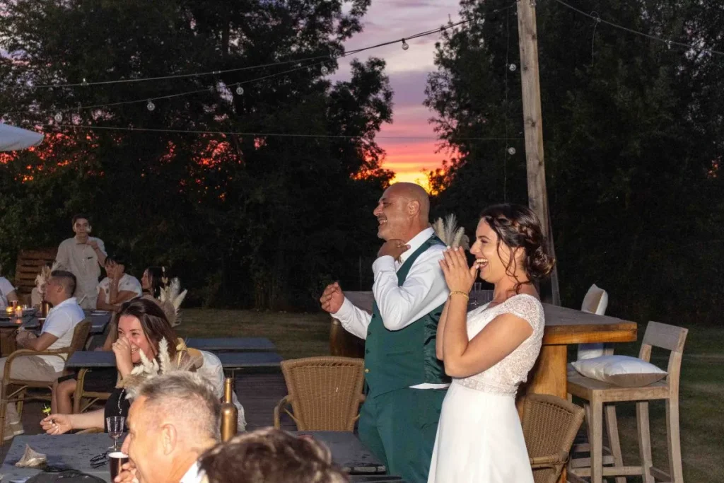 Mariés riant pendant le dîner de leur mariage à Aix-en-Provence