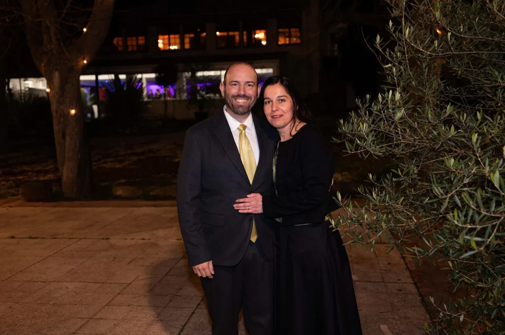 Natural portrait of two wedding guests in Cabriès-Calas