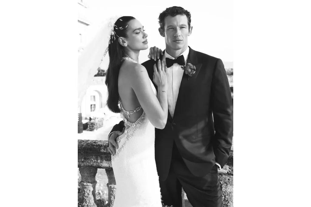 Dua Lipa et Callum Turner en pose intime lors de leur mariage à Palerme, robe de mariée à dos nu et costume élégant