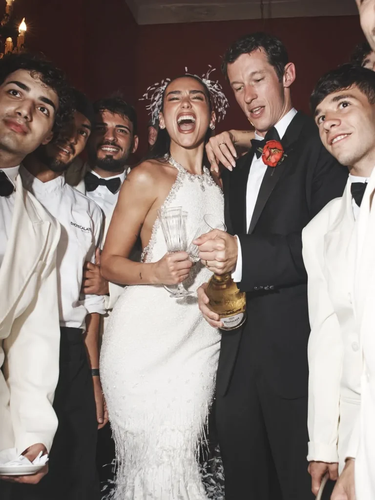 Dua Lipa et Callum Turner entourés de leurs invités lors de leur mariage à Palerme, ambiance festive et joyeuse