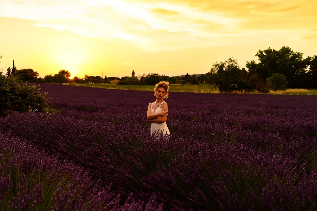 Conclusion : photos de mariage dans les lavandes de Provence – une mariée en robe blanche pour des souvenirs uniques et intemporels