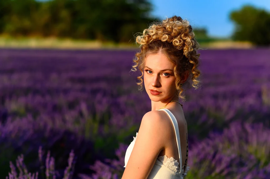 Shooting d’inspiration mariage dans les lavandes de Provence : mariée en robe blanche pour des photos de mariage uniques et intemporelles