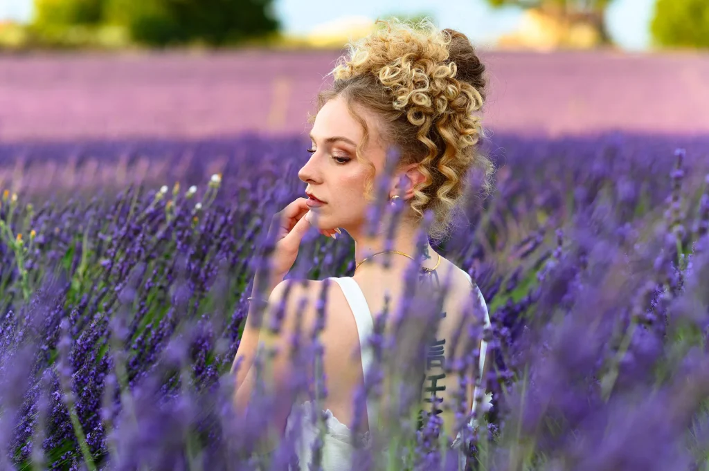 Séance photo dans les lavandes de Provence : conseils d’un photographe professionnel pour des images de mariage sublimes et naturelles