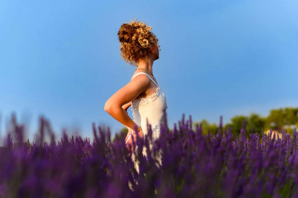 Post-production photo mariage : transformation d’un ciel gris en ciel bleu parfait dans les lavandes de Provence – exemple de retouche professionnelle