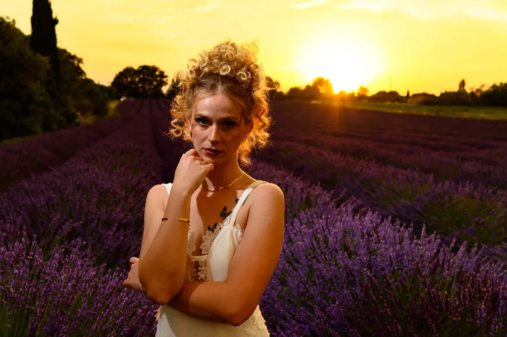 Flash et coucher de soleil dans les lavandes de Provence : photos spectaculaires pour un mariage avec une mariée en robe blanche et un ciel doré