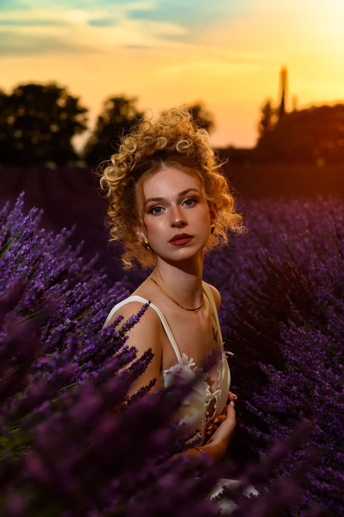 Photo de mariage avec flash au coucher de soleil dans les lavandes de Provence : lumière nette et couleurs saturées pour un rendu spectaculaire