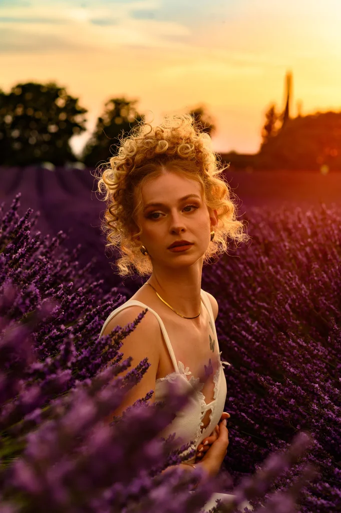 Photo de mariage sans flash au coucher de soleil dans les lavandes de Provence : lumière naturelle et ambiance douce et féerique