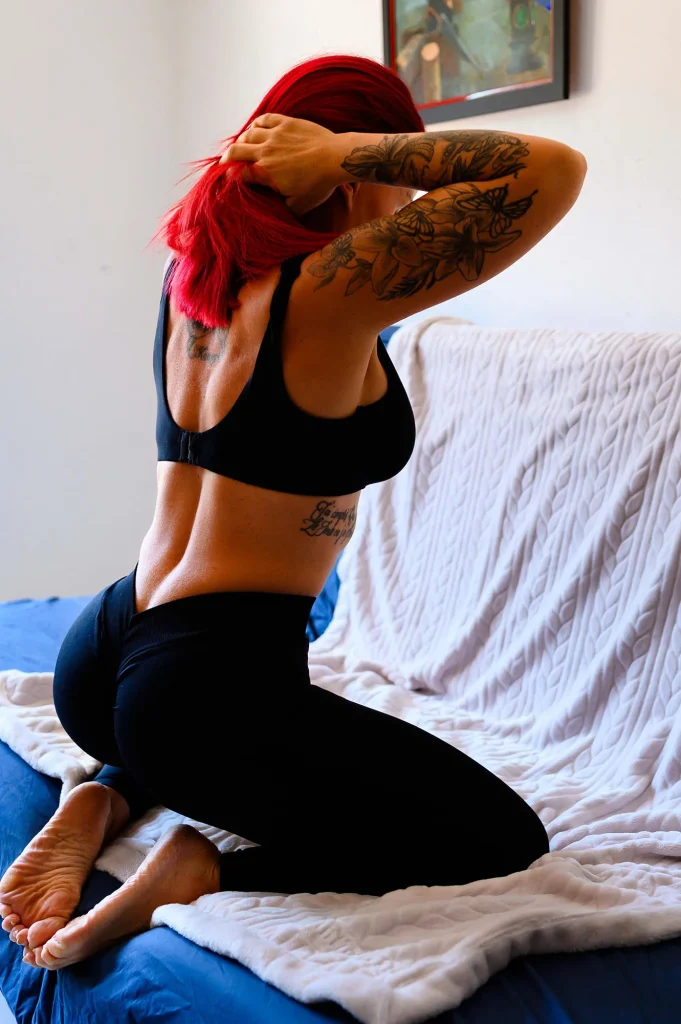 Quelles tenues choisir pour une séance boudoir EVJF ? Exemple avec leggings et soutien-gorge noir pour un style lifestyle.