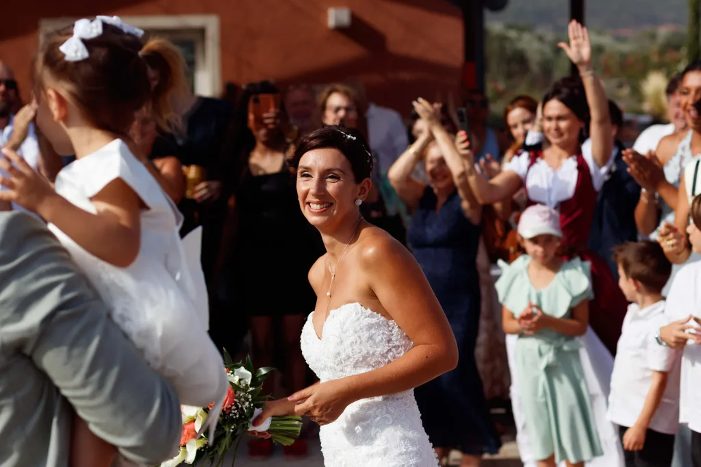 Mariée à l'aise en photo le jour de son mariage à Fuveau, riant entourée de ses invités