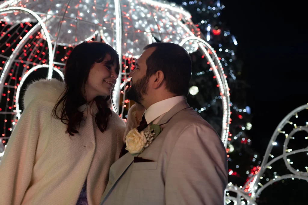 Jeunes mariés complices lors d'un mariage hivernal de nuit à Cadolive